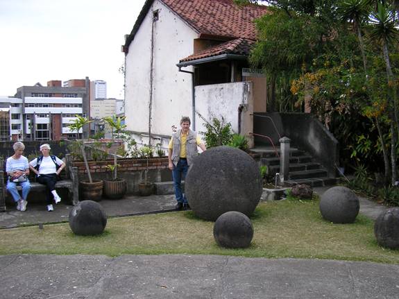 KUGLA_SPHERA_NATIONAL_MUSEUM_SAN_JOSE_COSTARIKA13.jpg (46013 bytes)