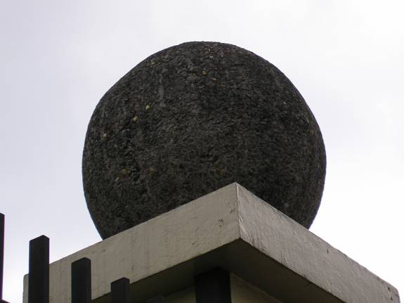 KUGLA_SPHERA_PARLIAMENT_SAN_JOSE_COSTARIKA11.jpg (20736 bytes)