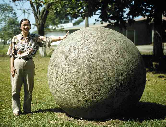 Stone_Ball_Plaza_Palmar_Sur_Costa_Rica.jpg (69789 bytes)