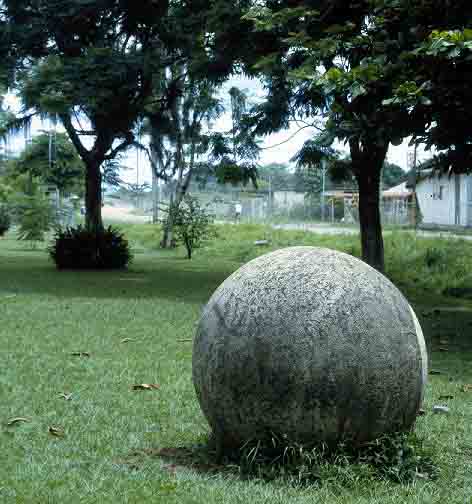 Stone_Ball_Plaza_Palmar_Sur_Costa_Rica1.jpg (36020 bytes)