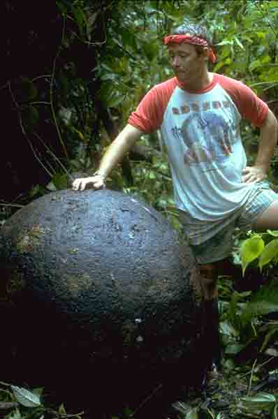 Stone_Ball_Ravine_Golfito_Costa_Rica.jpg (21230 bytes)