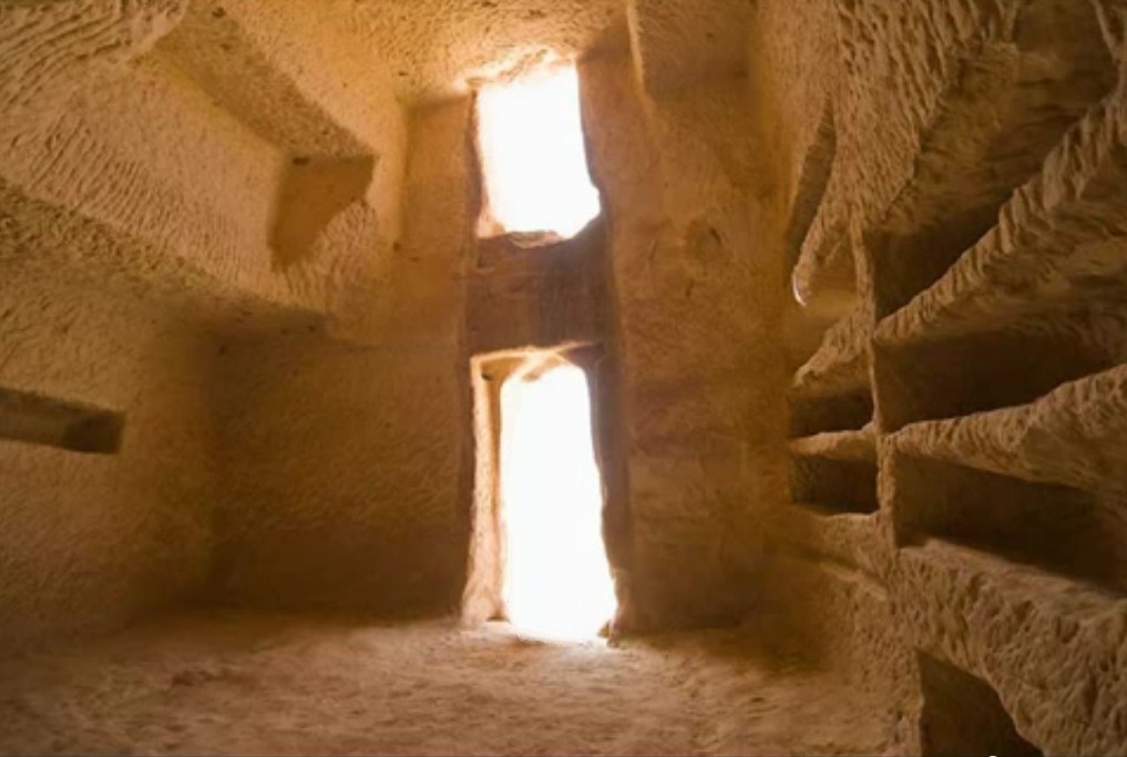 MADAIN_SALEH_GENERATOR13A_INSIDE.jpg (104388 bytes)