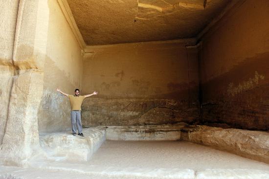 MADAIN_SALEH_GENERATOR13C_INSIDE.jpg (27914 bytes)