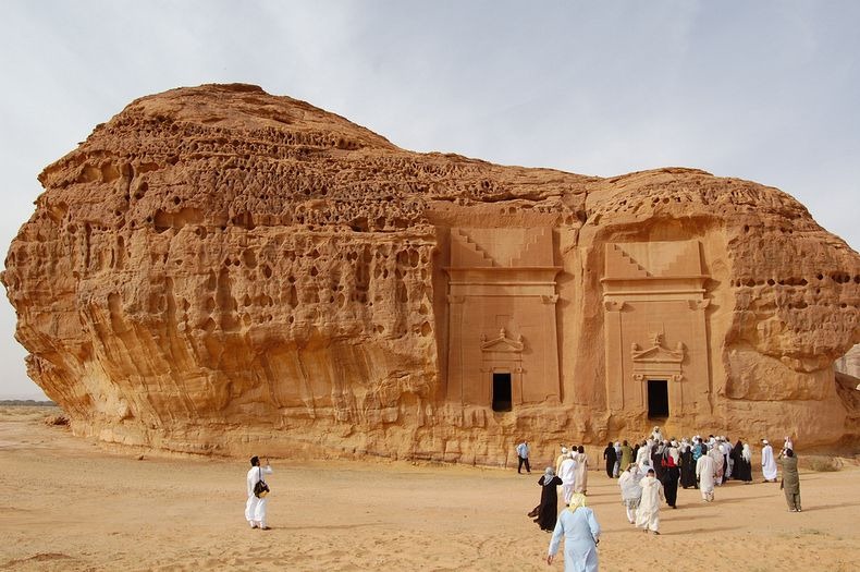 MADAIN_SALEH_GENERATOR2.jpg (129420 bytes)