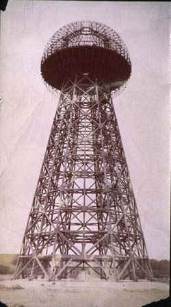 Tesla's_tower_with_dome_frame_completed_in_1904_year.jpg (336950 bytes)