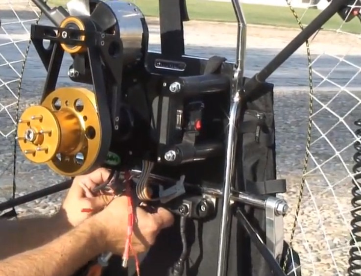 ELECTRIC_PARAGLAJDER_MOTOR1.jpg (98969 bytes)