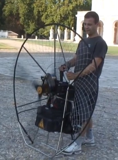 ELECTRIC_PARAGLAJDER_MOTOR2.jpg (58400 bytes)