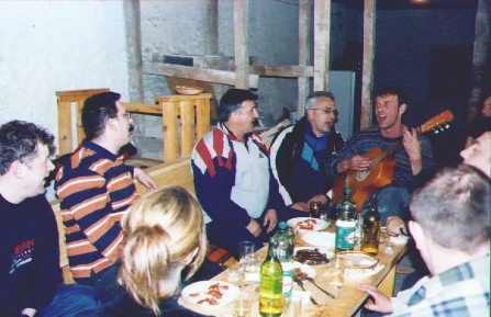 Veselo drustvo u nocnom raspolozenju