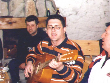 Hajro sa gitarom.