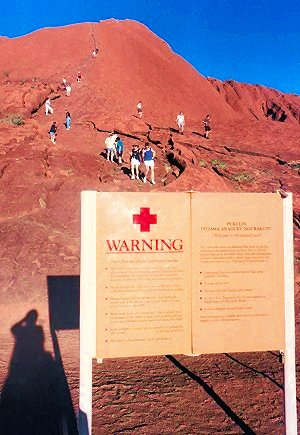 Uluru_warning_sign.jpg (40904 bytes)
