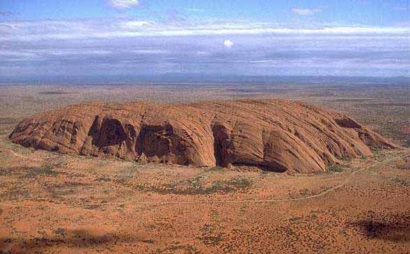 uluru.jpg (39967 bytes)