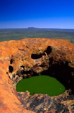 uluru12.jpg (34040 bytes)
