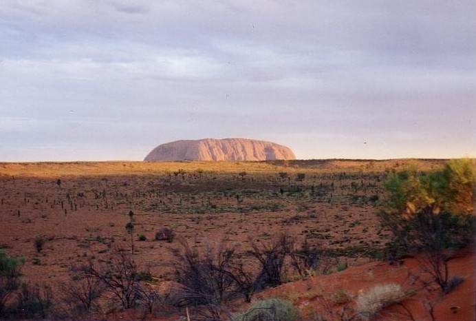uluru6.jpg (73389 bytes)