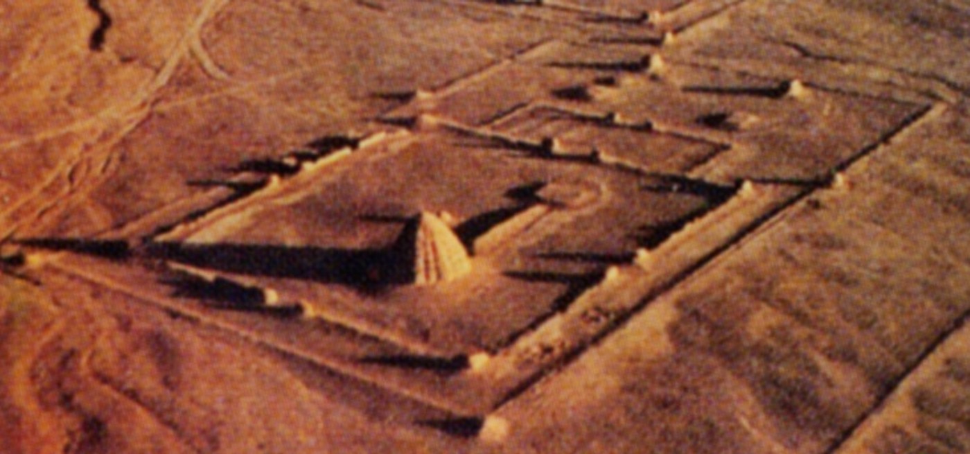 PIRAMIDE_MONGOLIJA_VELIKA_DETALJ_POSITIV.jpg (168598 bytes)