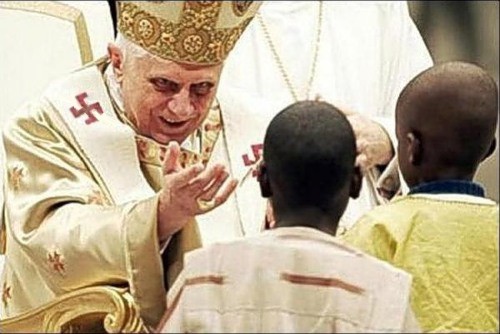 POPE_SWASTIKA_VISIBLE_CLEAN1.jpg (49296 bytes)