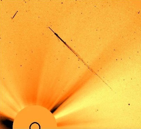 GIGANTIC_SPERM_NEAR_SUN_RUDOLF_ANIMATION_SOHO_IMAGE_POSITIVE.jpg (43670 bytes)