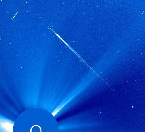 GIGANTIC_SPERM_NEAR_SUN_SOHO_IMAGE.jpg (43843 bytes)