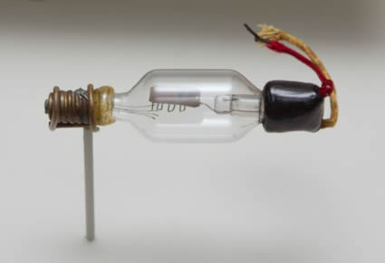 Triode_tube_1906_Invented_by_Lee_De_Forest.jpg (7718 bytes)
