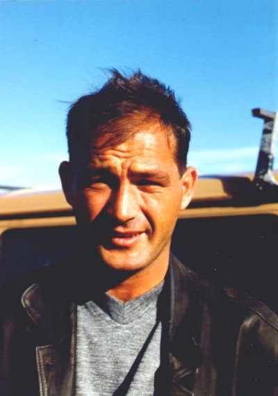 bucket_loader_owner.jpg (42141 bytes)