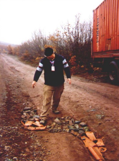 mike_fixingroad_zatric.jpg (58488 bytes)