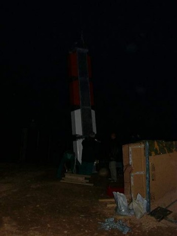 lifting1_antenna_pannels_night_pristina.jpg (18194 bytes)