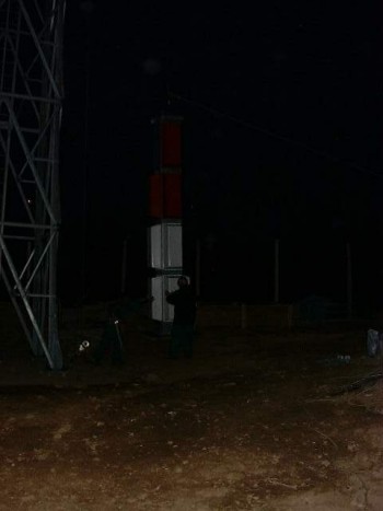 lifting_antenna_pannels_nigt_pristina.jpg (21605 bytes)