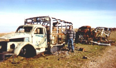 near_ruins_of_JA_trucks_golesh.jpg (33600 bytes)