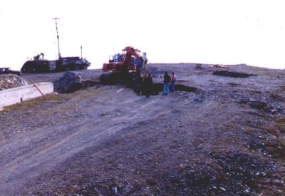 diging_first_hole_for_concrete.jpg (31413 bytes)
