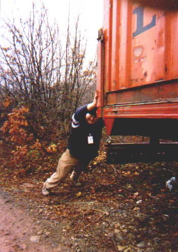 mike_big_beast_pushing_zatric.jpg (55779 bytes)